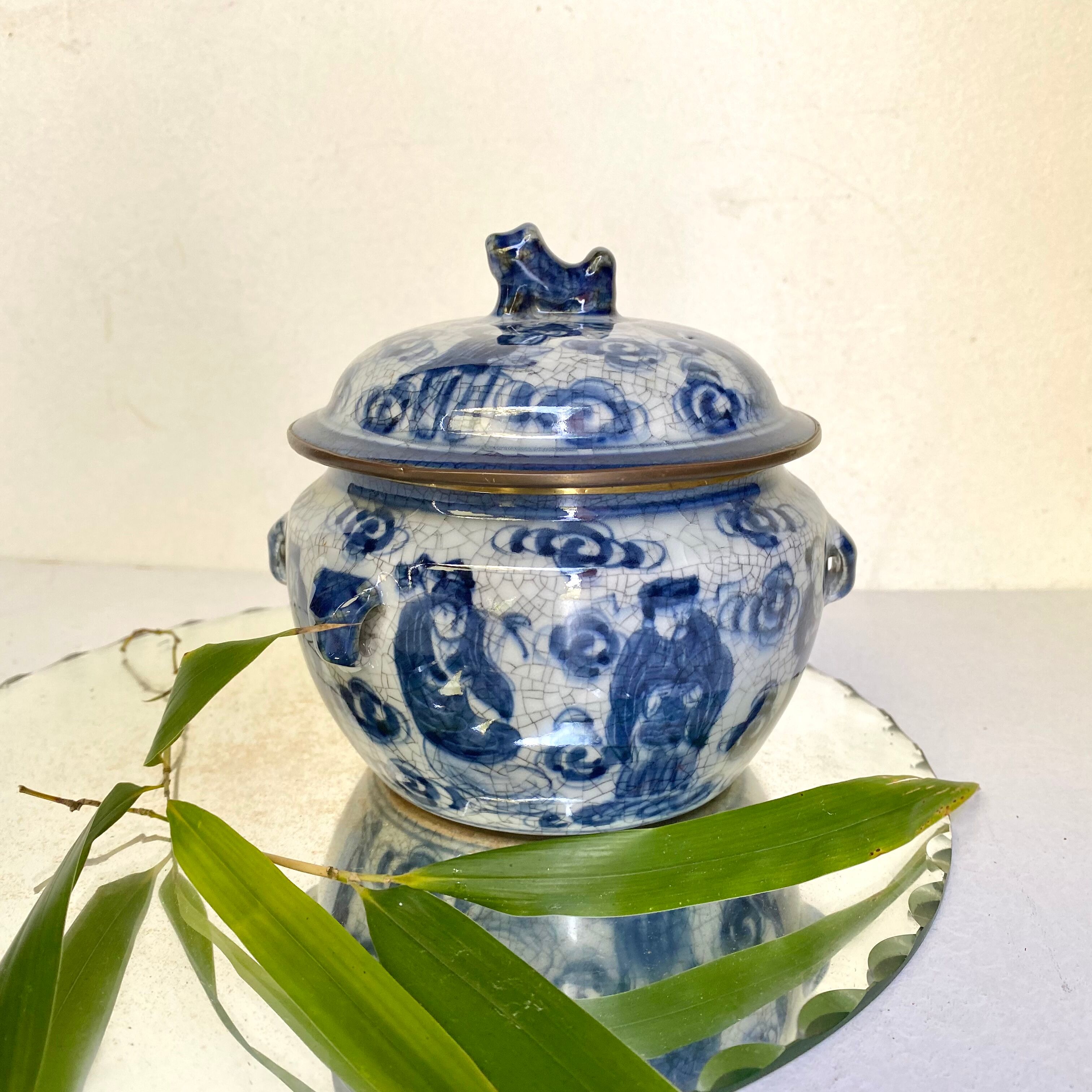 Chinese porcelain condiment pot