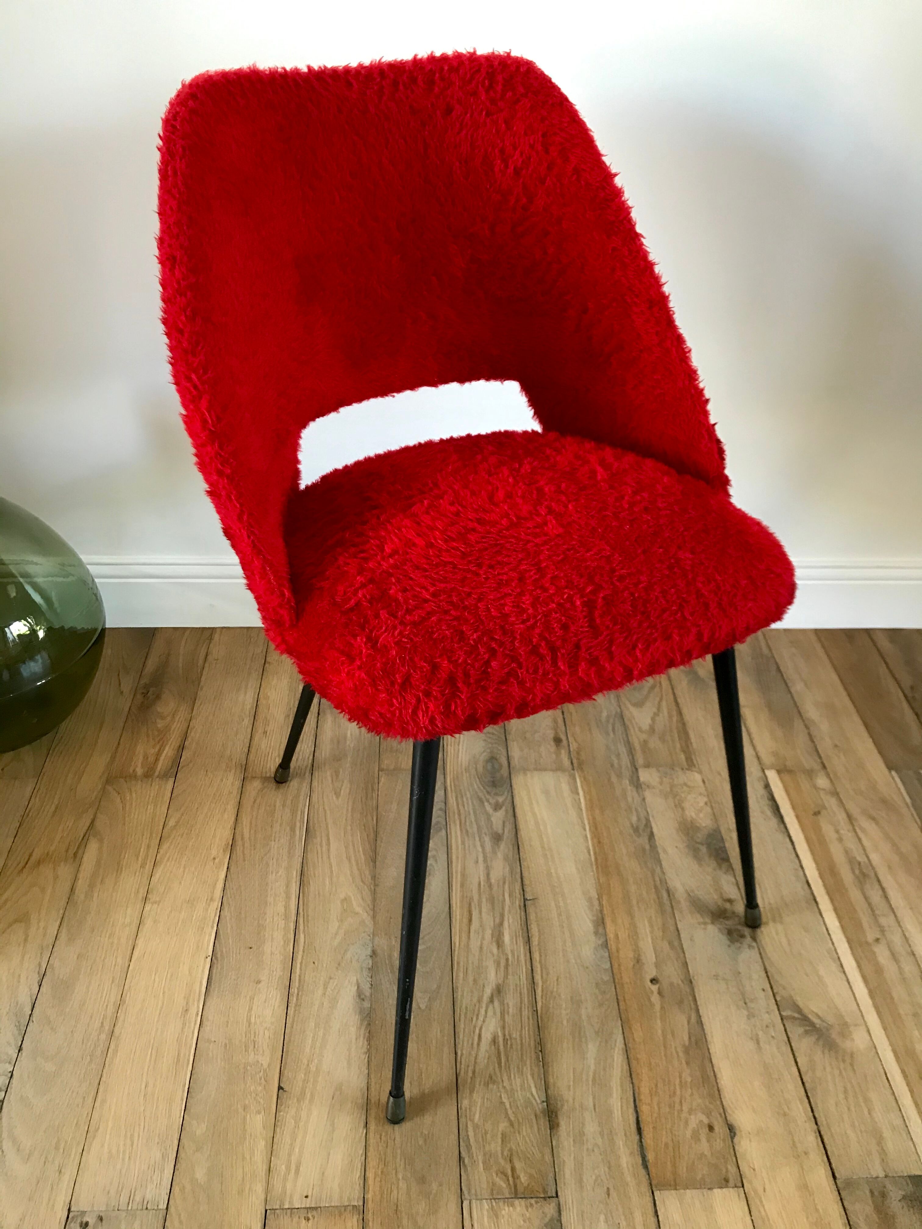 Chaise moumoute rouge pieds compas vintage années 50-60