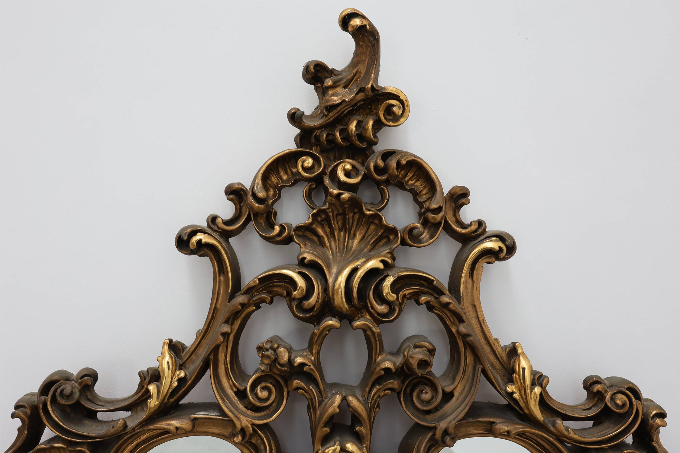 Grand miroir en bois doré de style rococo, Belgique, 20e siècle