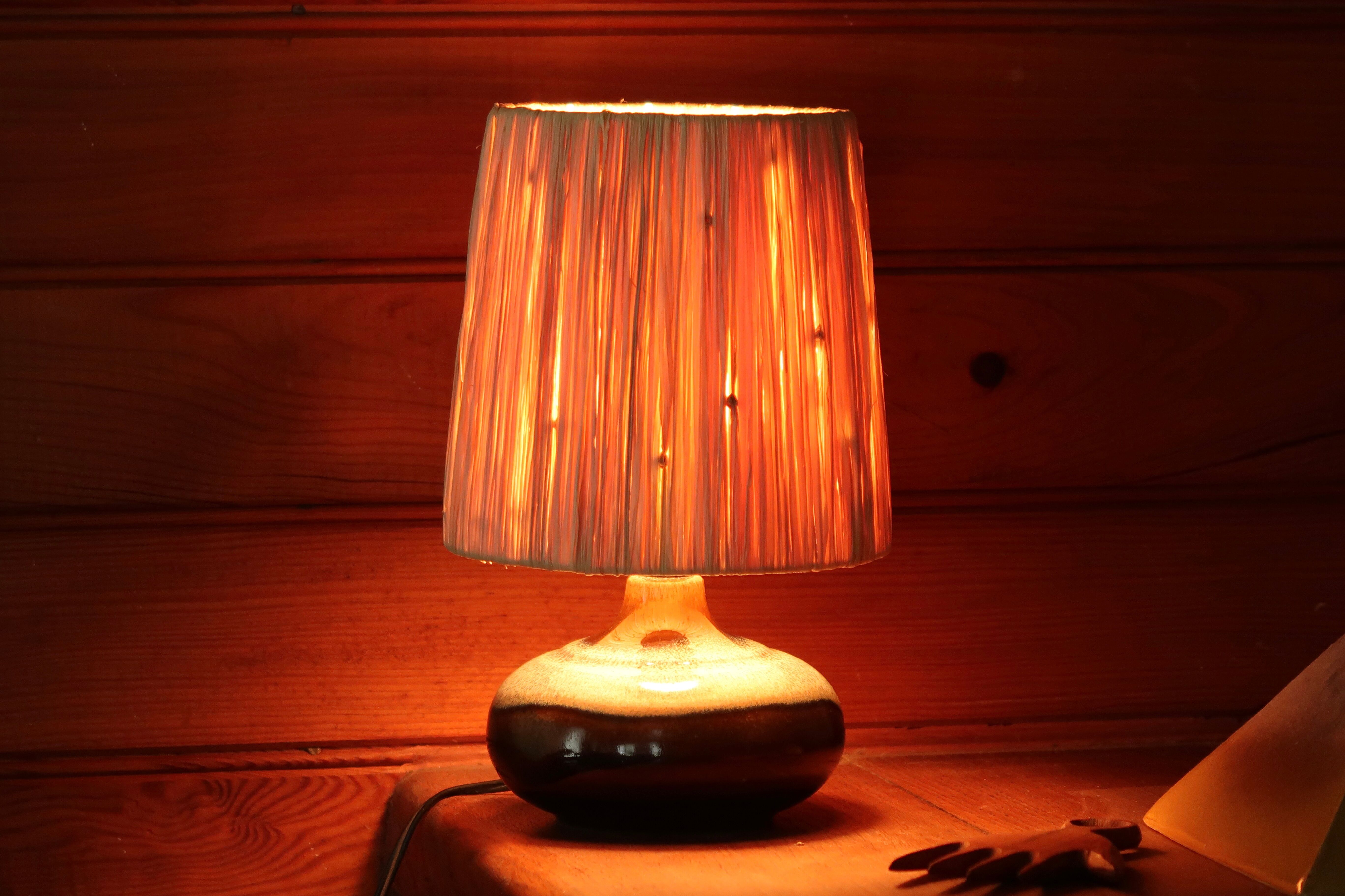 Lampe en céramique bleue et marron, abat jour en raphia