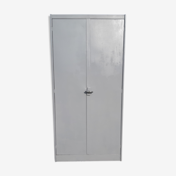 Armoire parisienne en fer cérusée vieux gris 2 portes , étagéres .