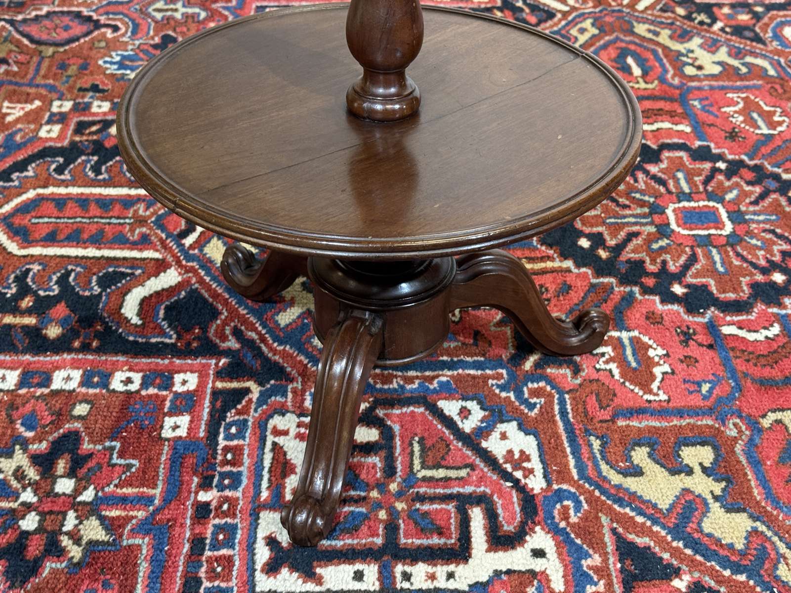 Three-tiered mahogany guéridon from the 19th century.
