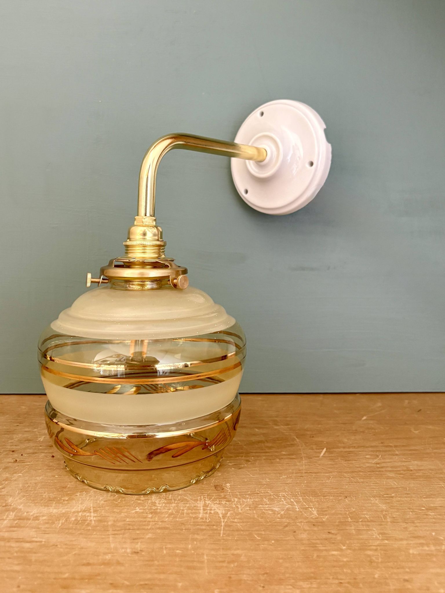 Applique coudée globe vintage en verre jaune et doré
