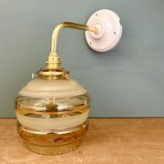 Applique coudée globe vintage en verre jaune et doré