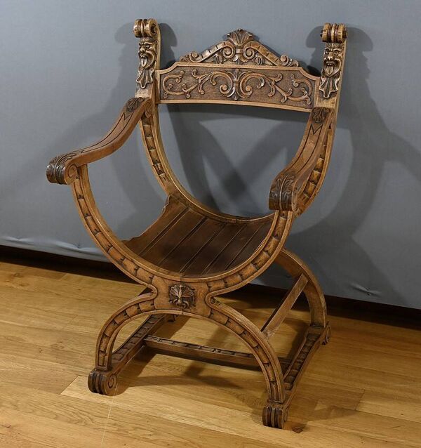 Fauteuil Dagobert en Noyer, style Médiéval – Fin XIXe