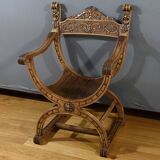 Fauteuil Dagobert en Noyer, style Médiéval – Fin XIXe