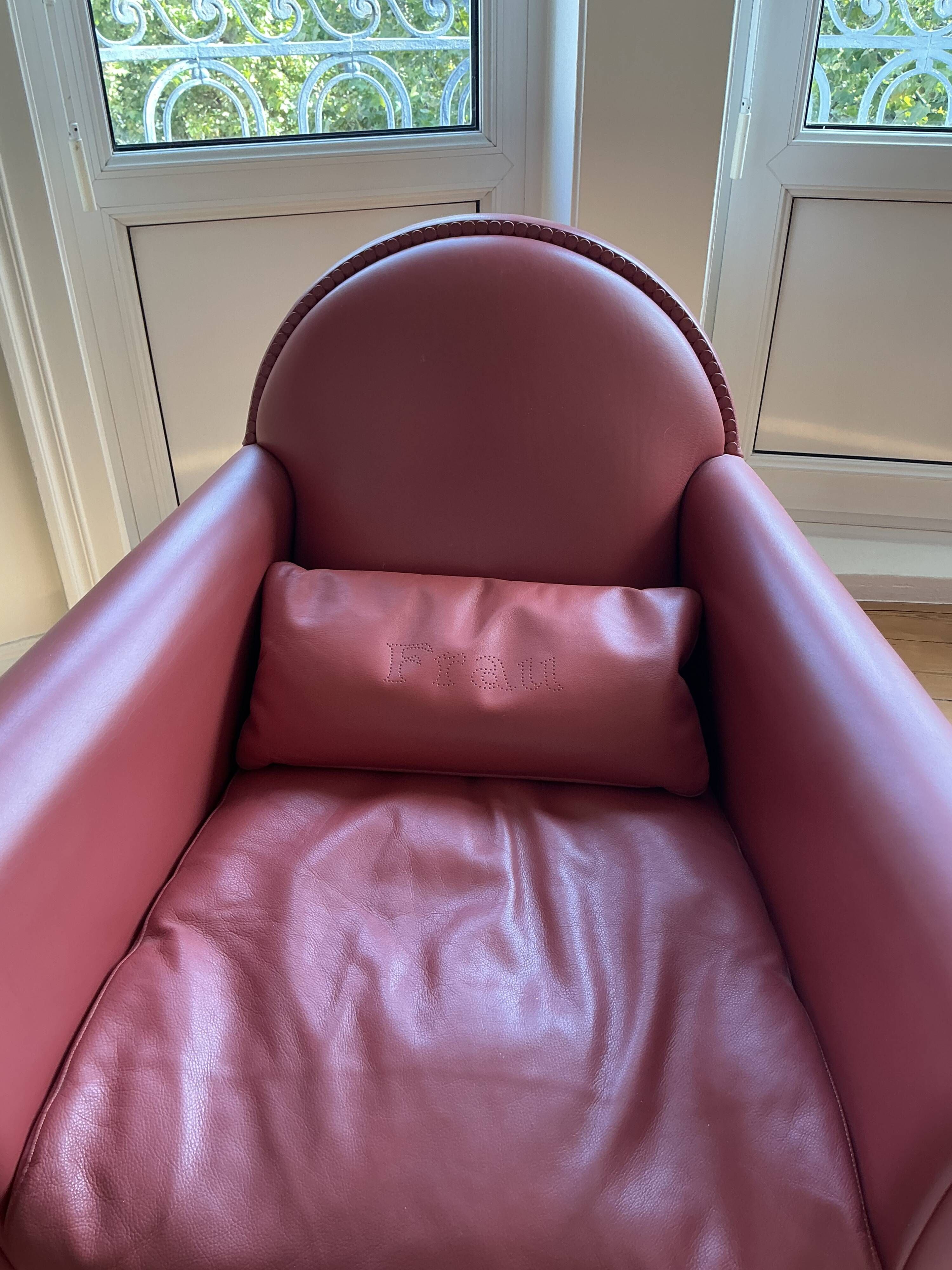 Pair of Lyra armchairs – Renzo Frau for Poltrona Frau – burgundy leather