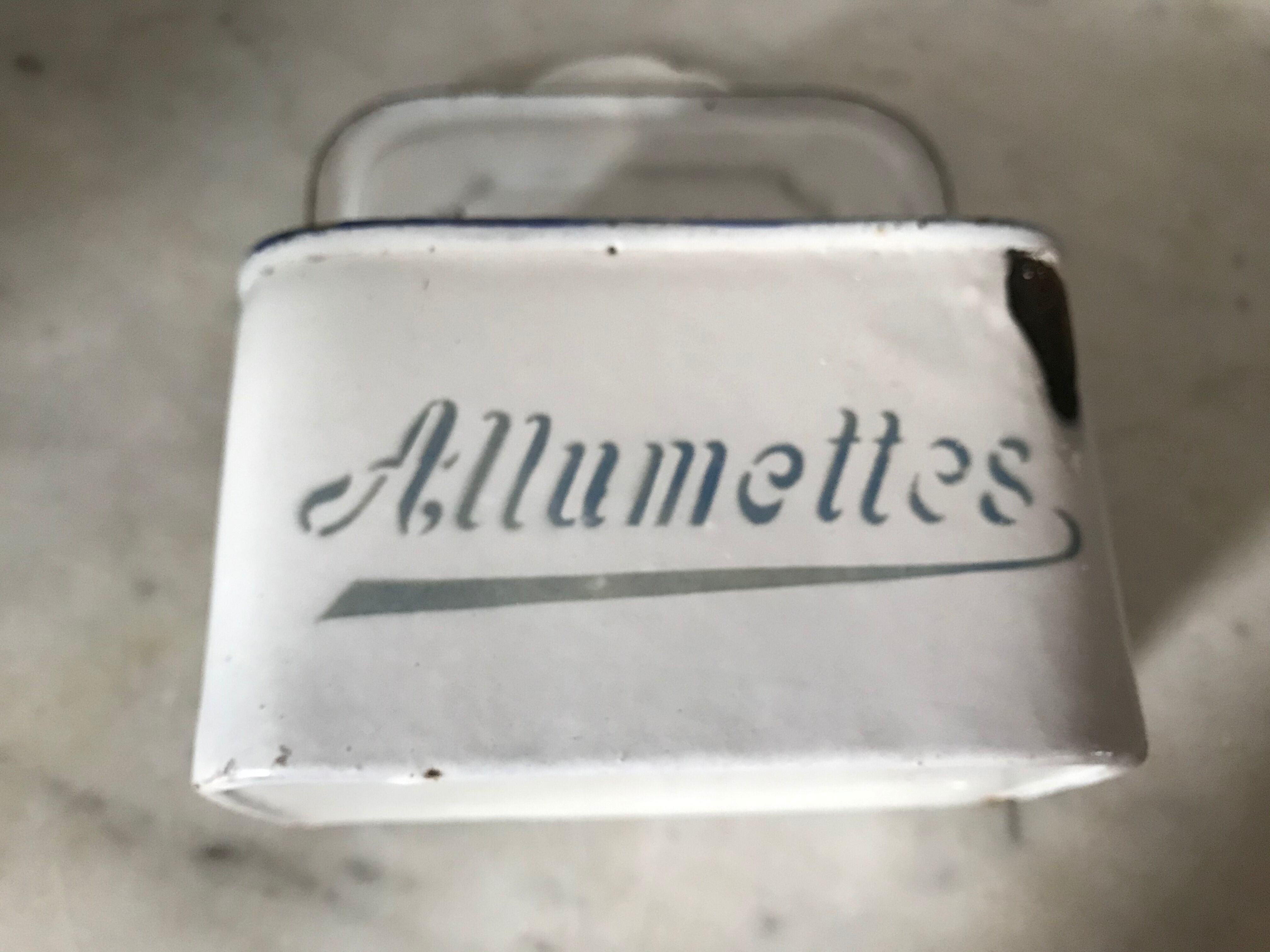 Matchbox in enamelled sheet metal