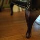 Fauteuil bergère et son repose-pied « Chesterfield »