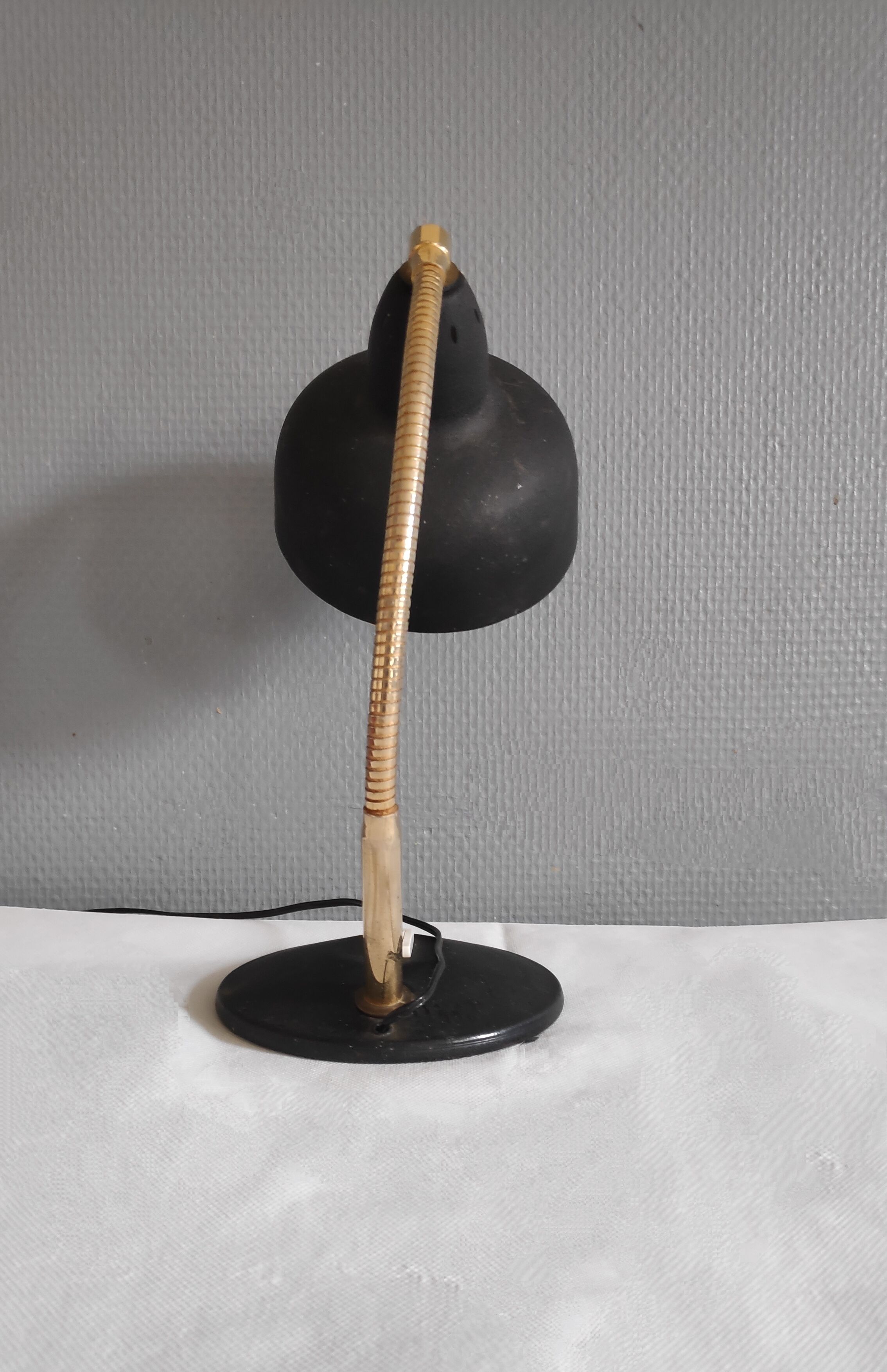 Black and gold casserole desk lamp