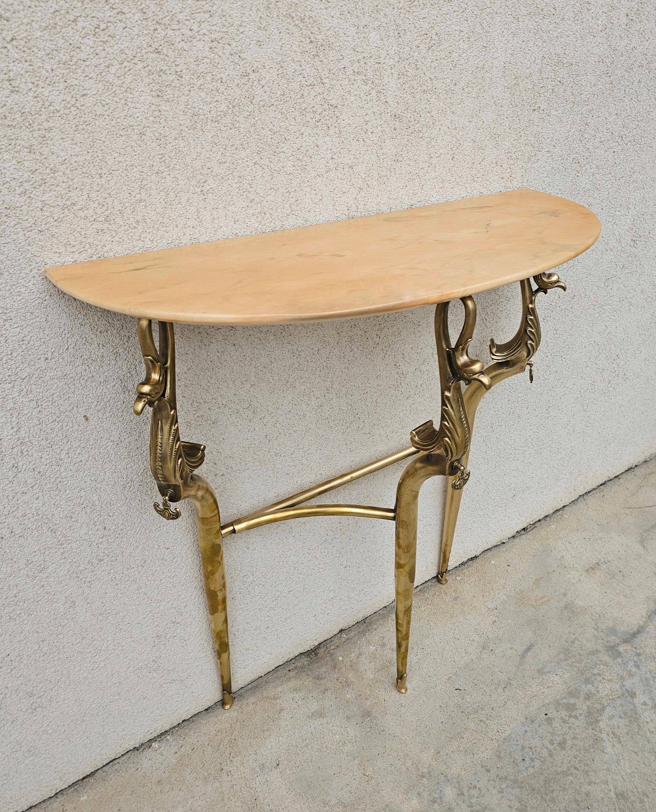 Table console Hollywood Regency en laiton avec dessus en marbre semi-circulaire années 1950