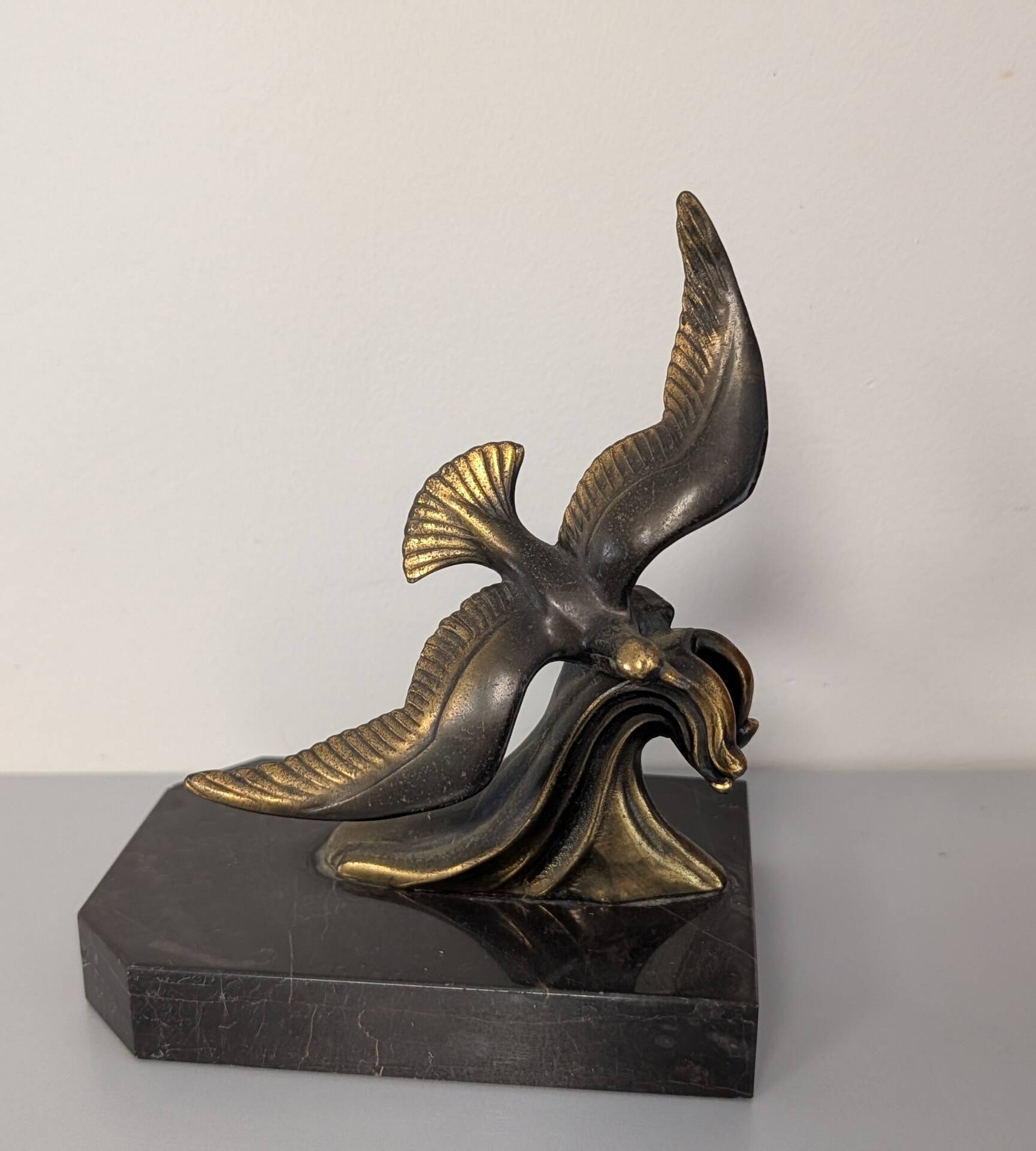 Art Deco bookends with a seagull on black marble – circa 1930-1950