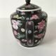 Théière chinoise vintage décor floral polychrome fond noir