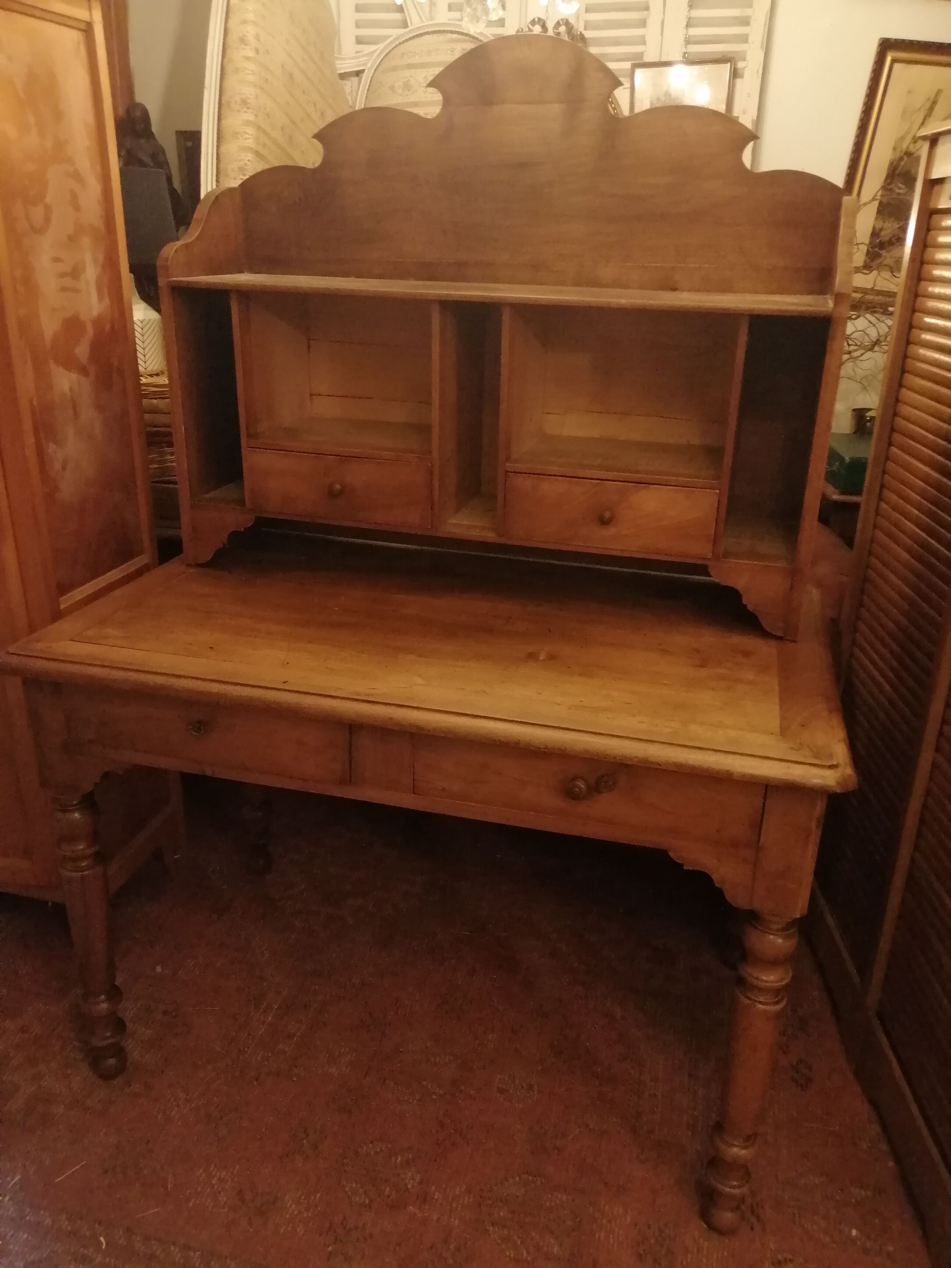 Bureau à caisson avec fronton