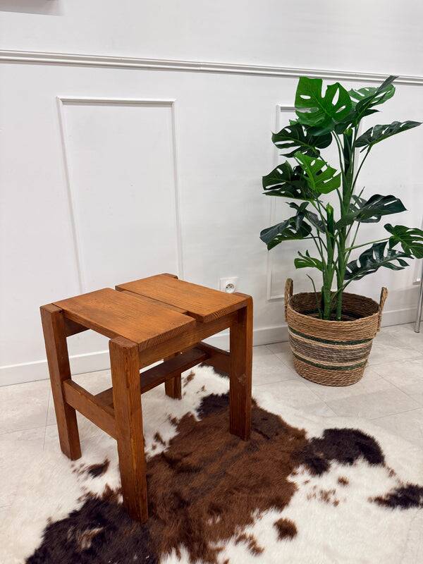 Tabouret brutaliste en pin