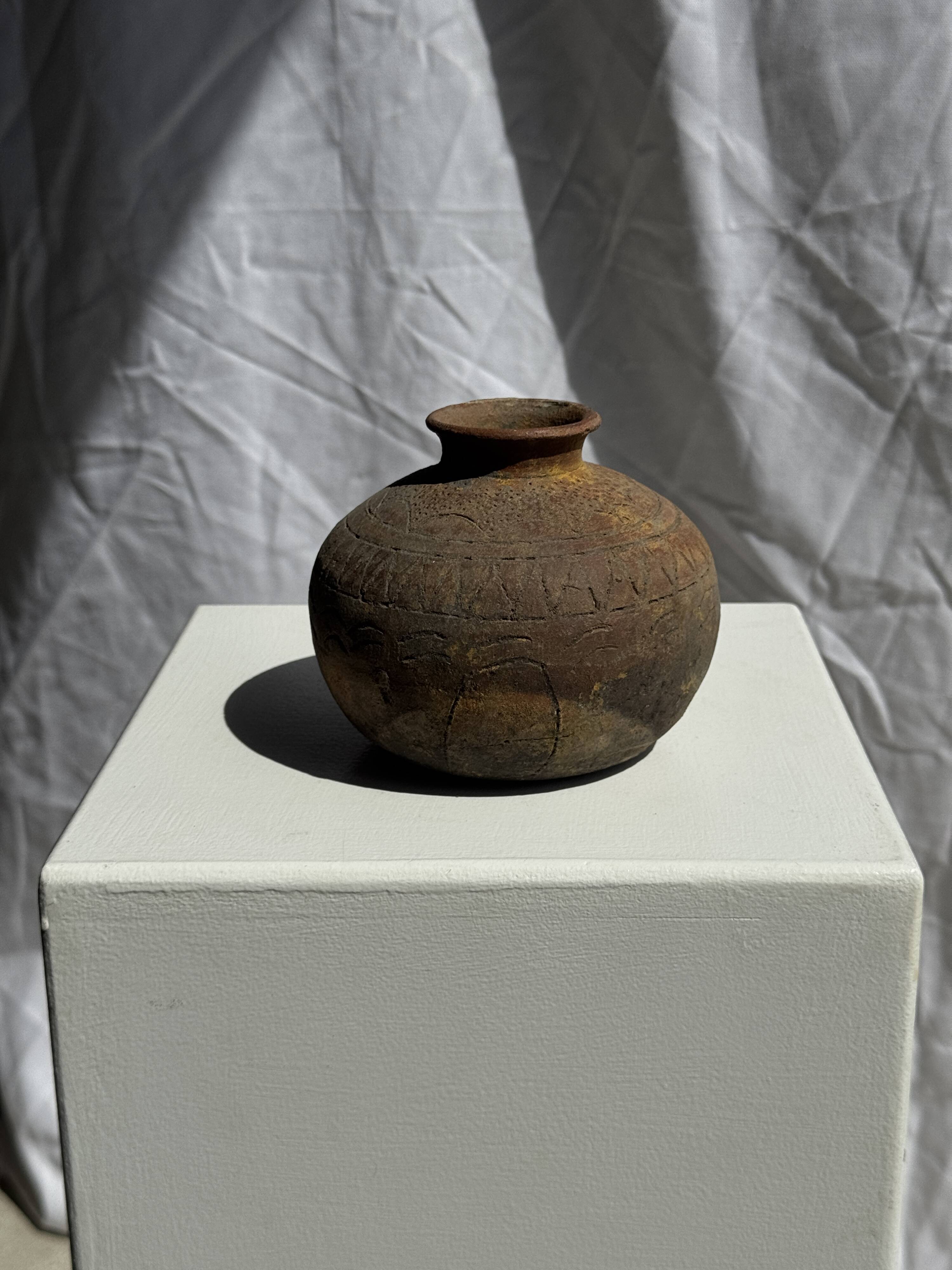 Small round ancient vase in engraved terracotta, Indonesian polychromy H10 D1