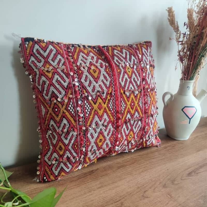 Coussin berbère kilim rouge à sequins