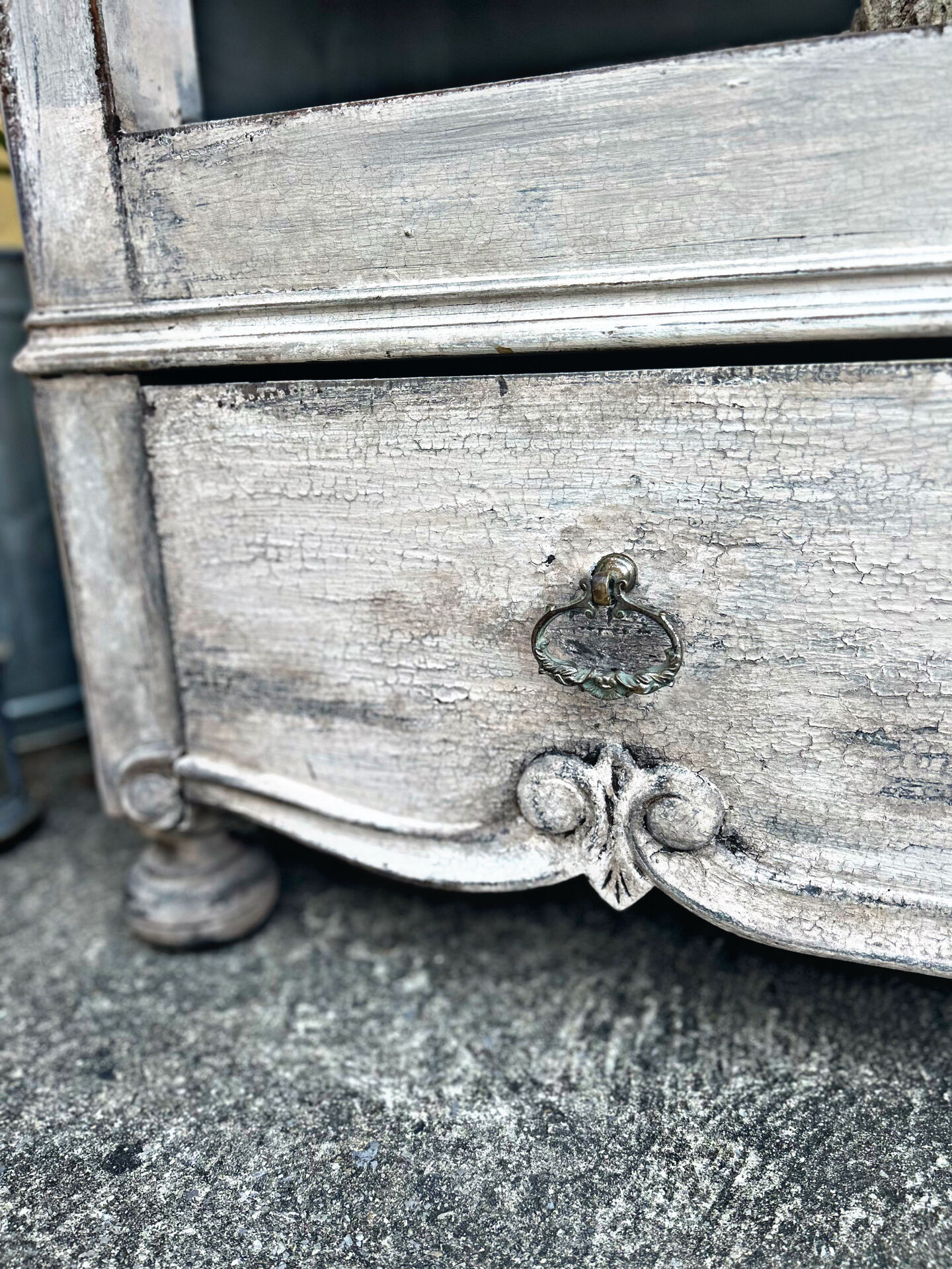 Patinated Tuscan-style bonnetière