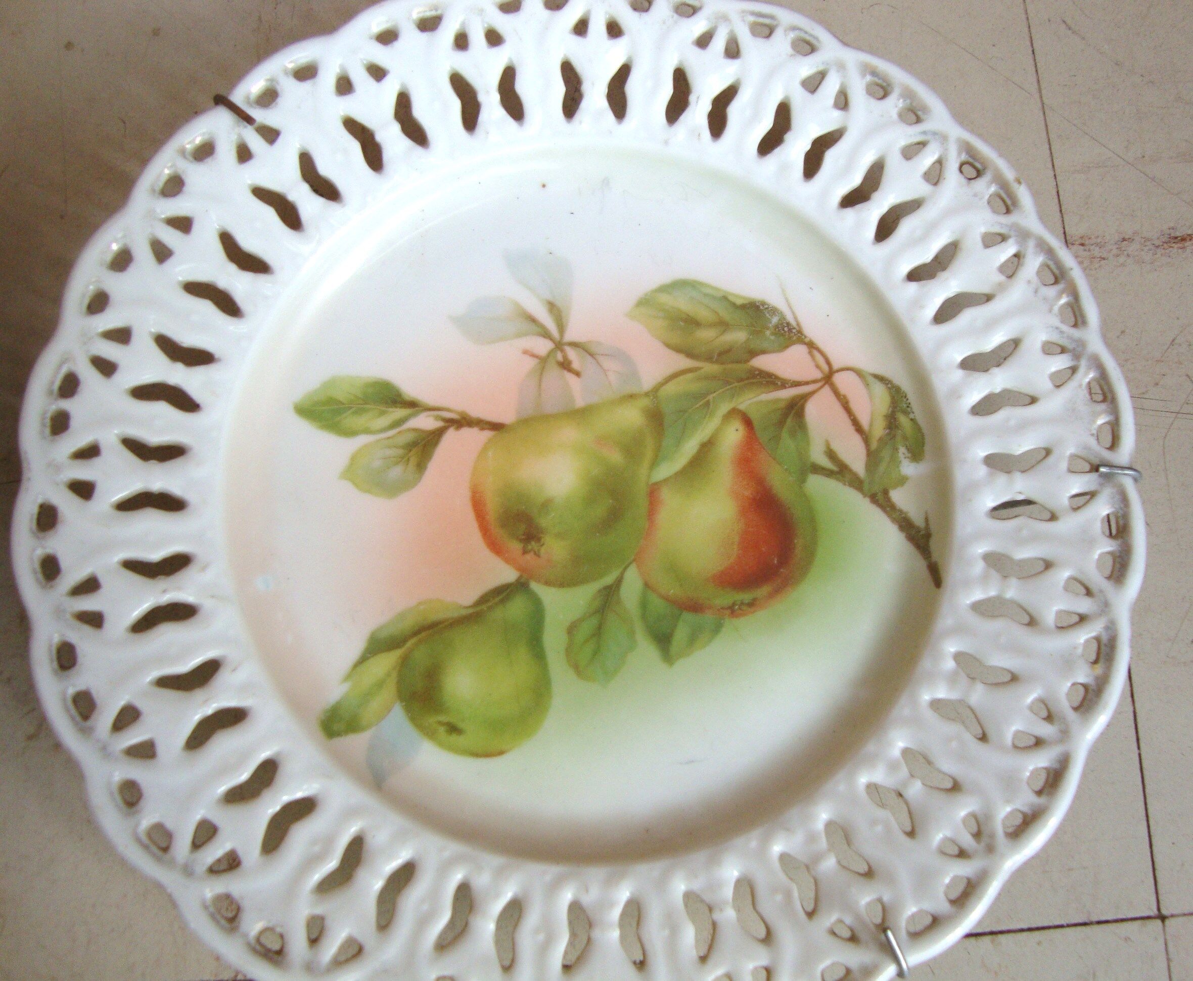 2 Assiettes décoratives à rebord ajourés