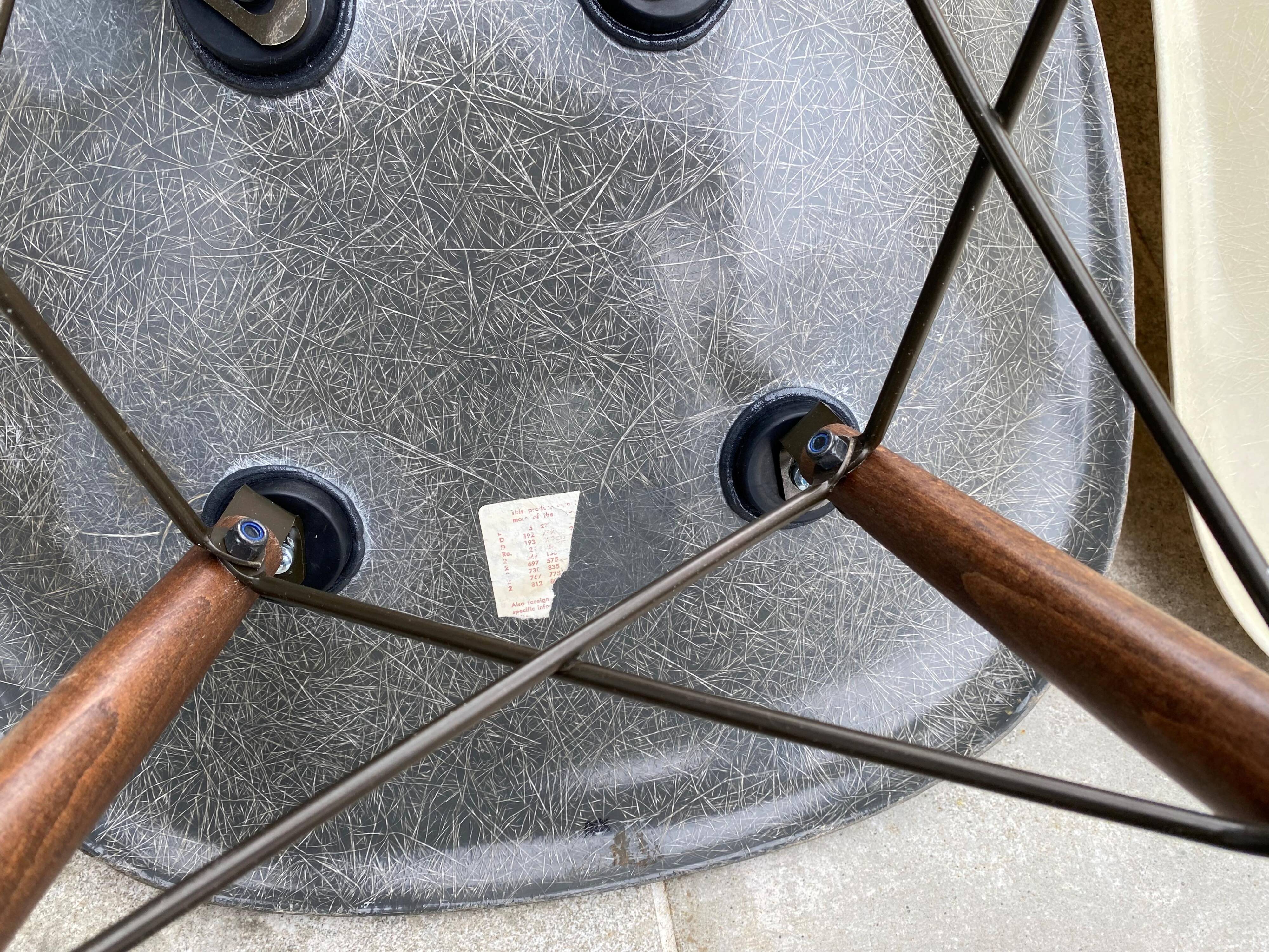 Lot of 4 DSW chairs in walnut fiber by Eames Herman Miller, vintage