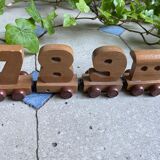 Small train representing the numbers 0 to 9