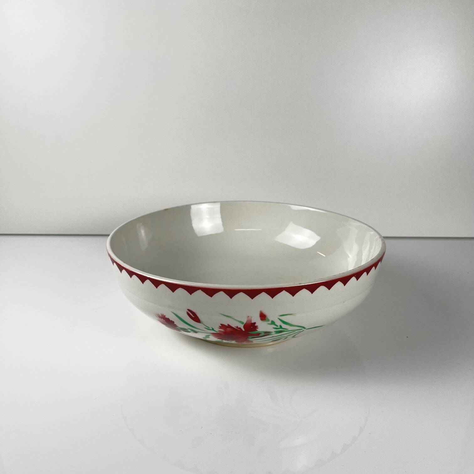 Sarreguemines "Oeillet" salad bowl, 1920-50, red