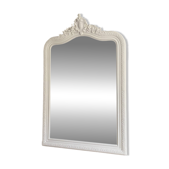 Late 19th-century mirror with a decorated pediment. 144x92.