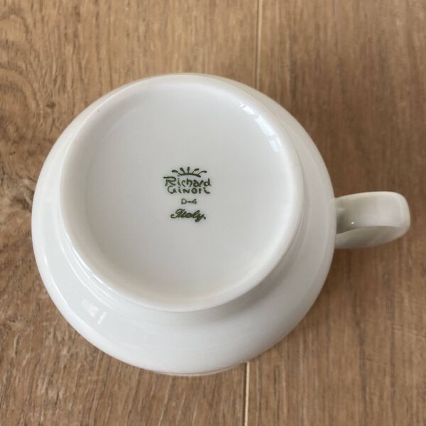 Lot de six tasses et sous-tasses en porcelaine décorée par Richard Ginori