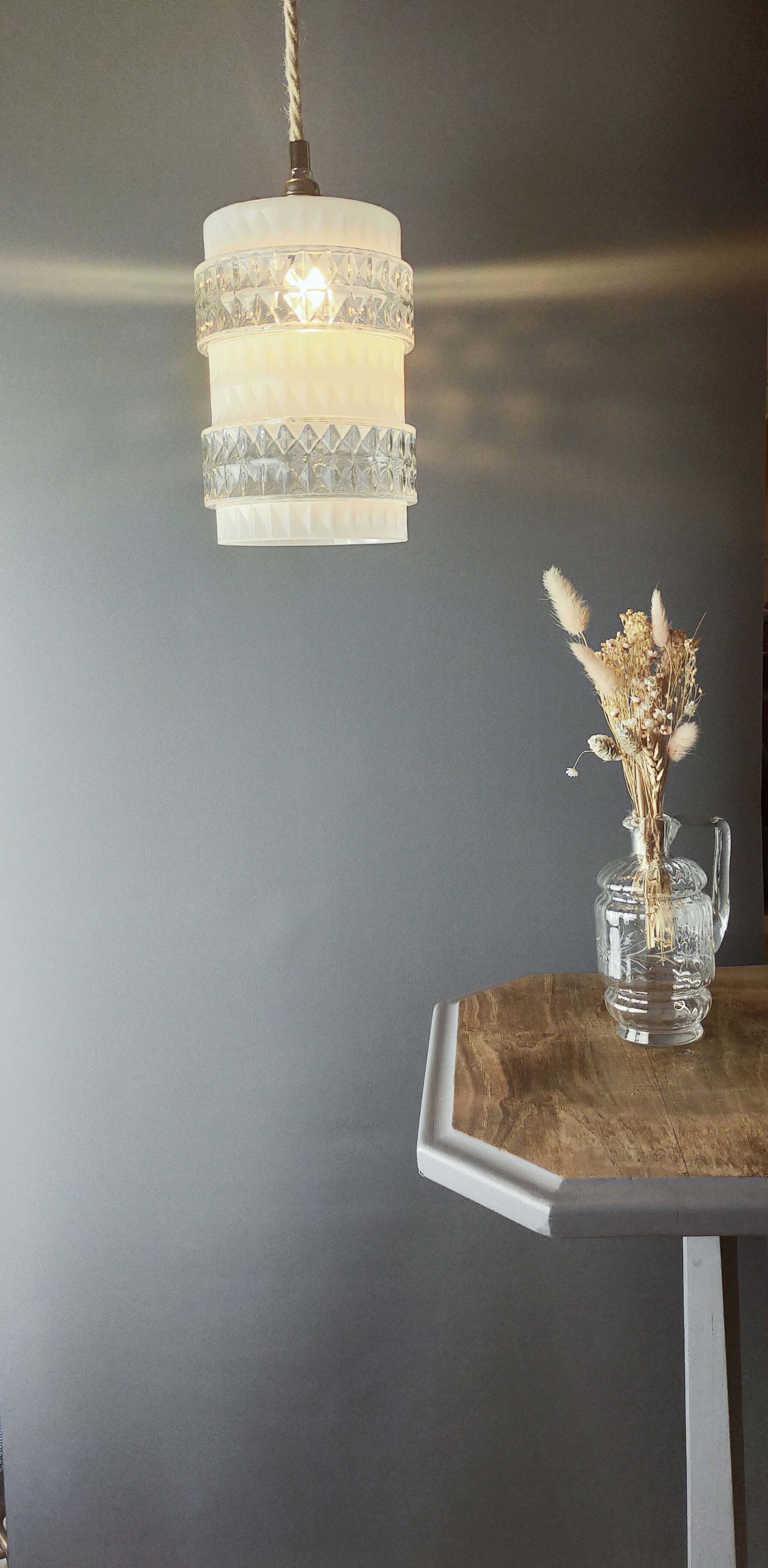 White and transparent glass suspension