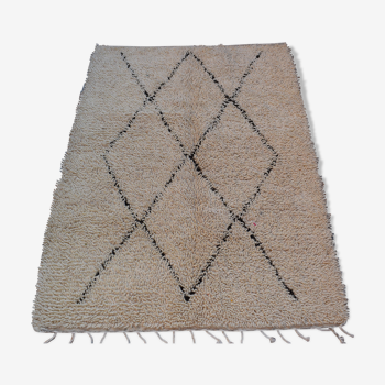 Beni Ouaren carpet measuring 177x125 cm