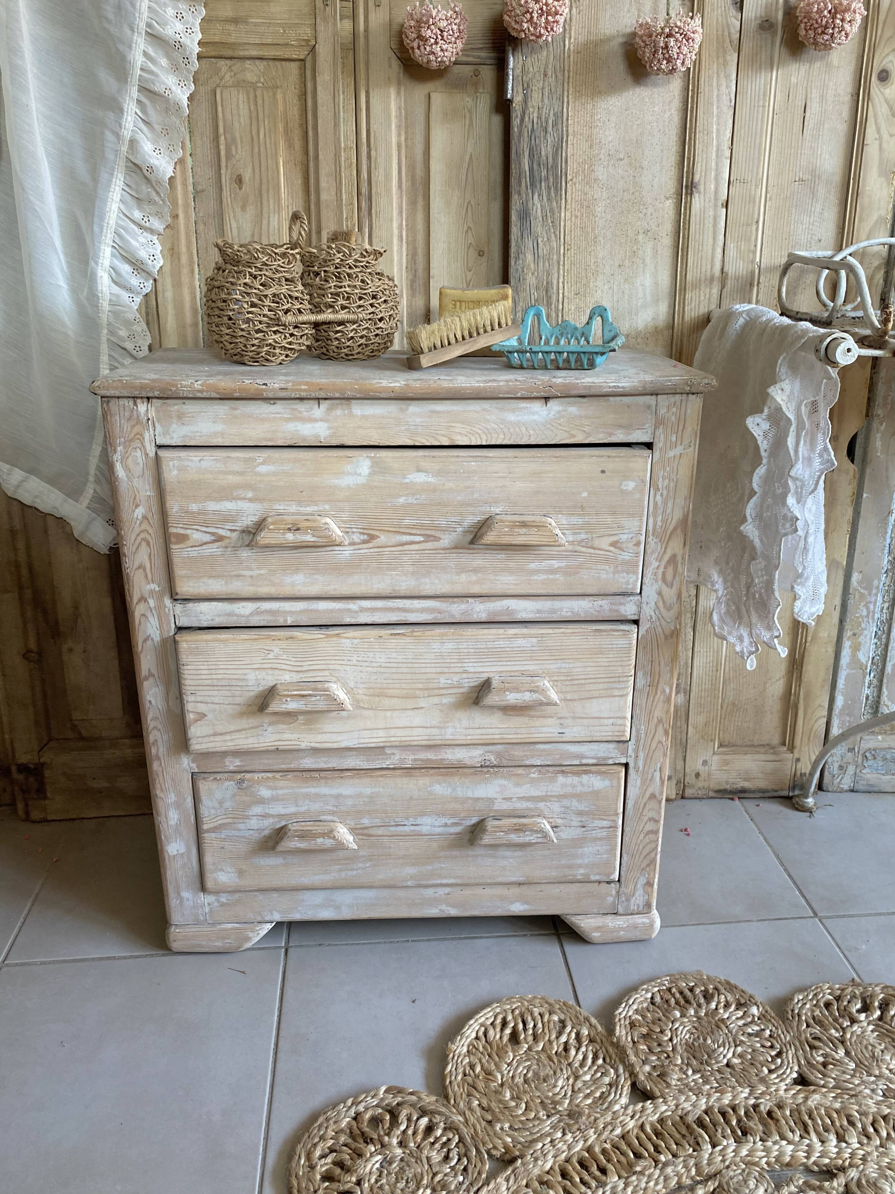 Wooden chest of drawers