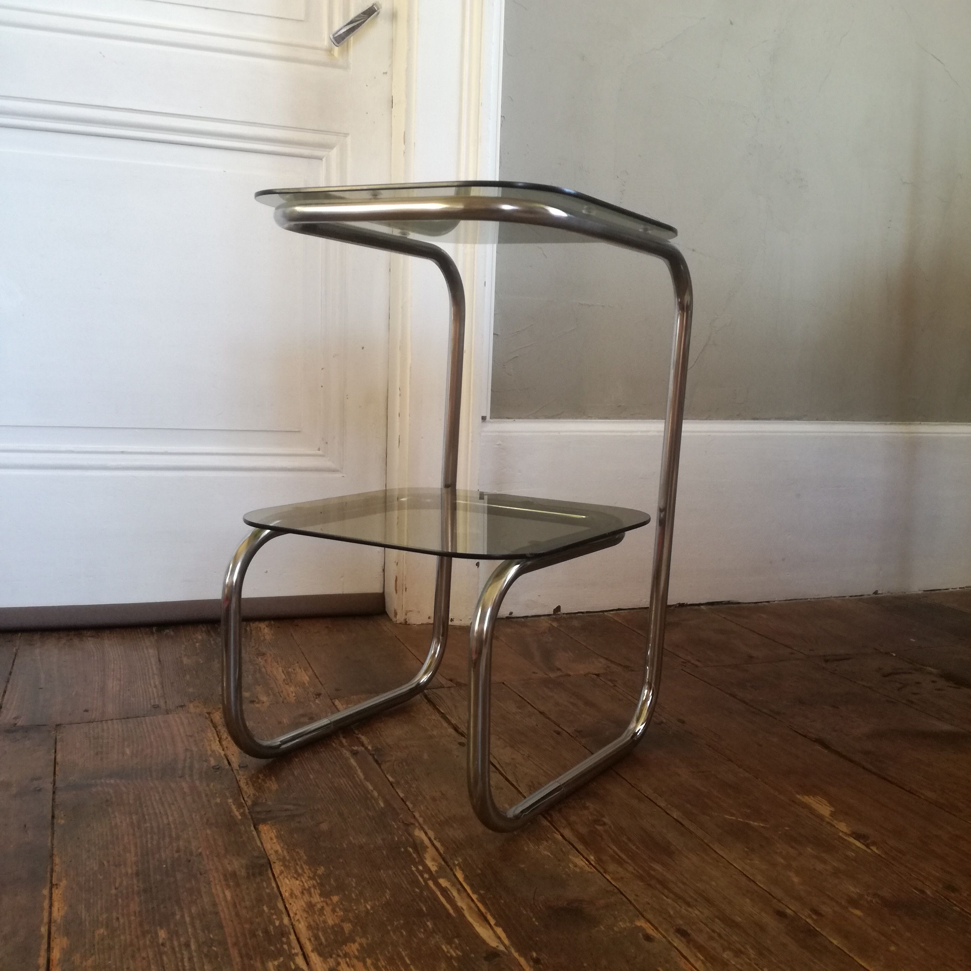 Guéridon en métal et en verre fumé des années 1970