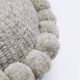 Mini coussin rond à pompons gris en laine