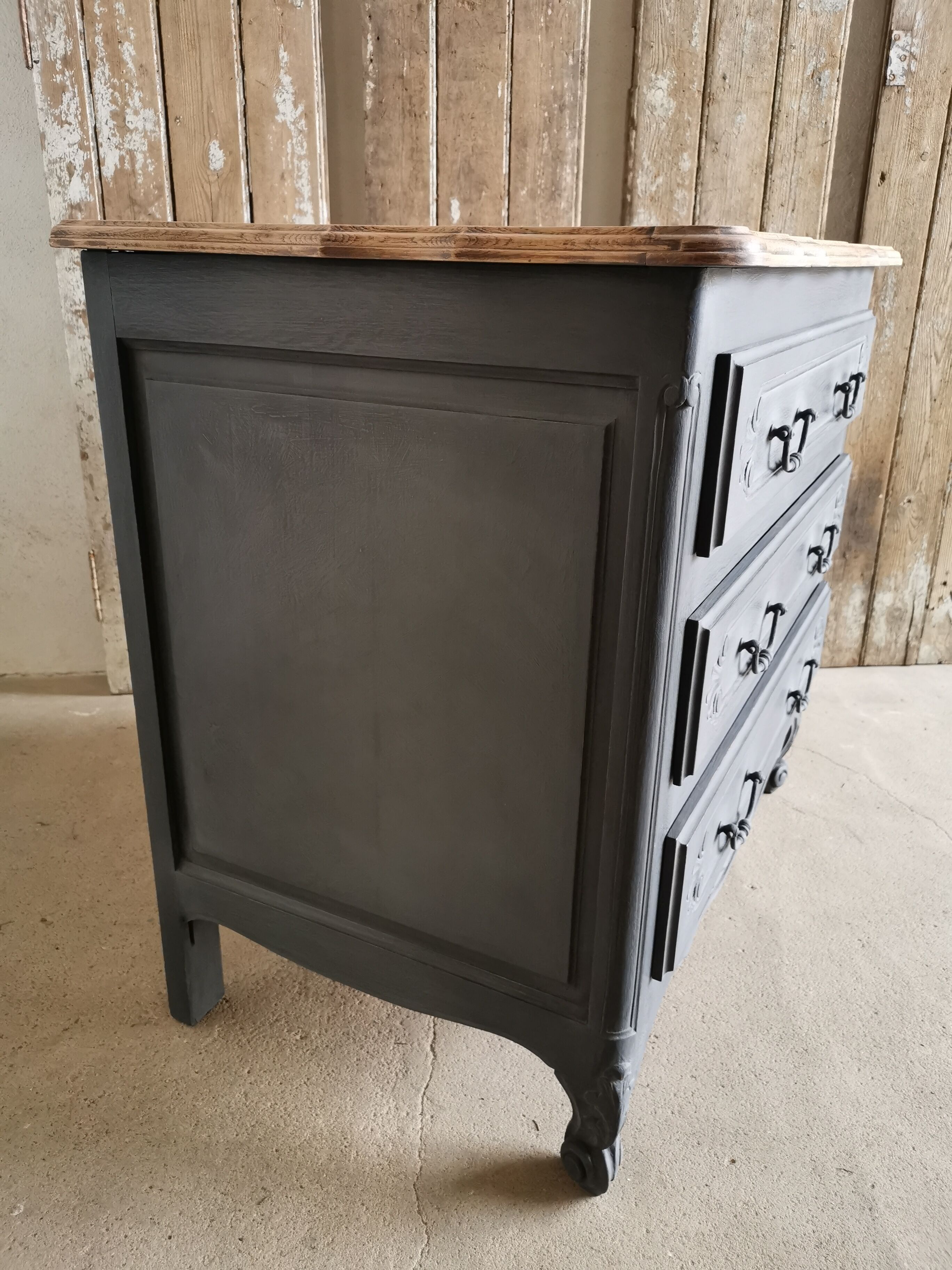 Antique chest of drawers