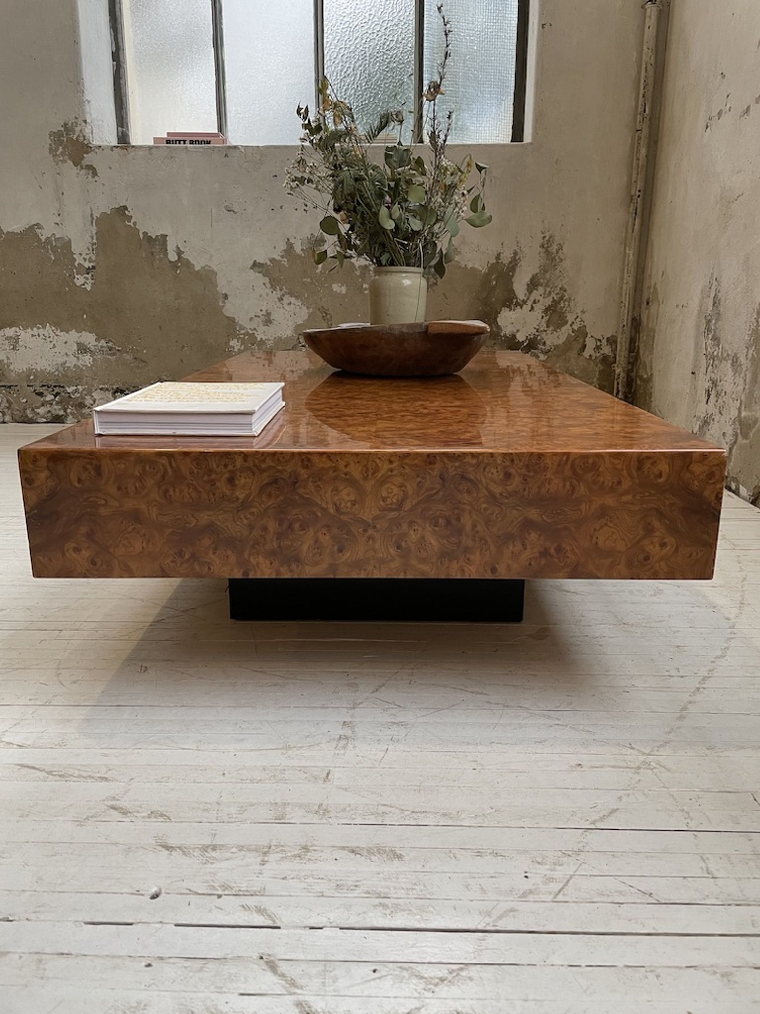 Table basse italienne laque loupe d’orme