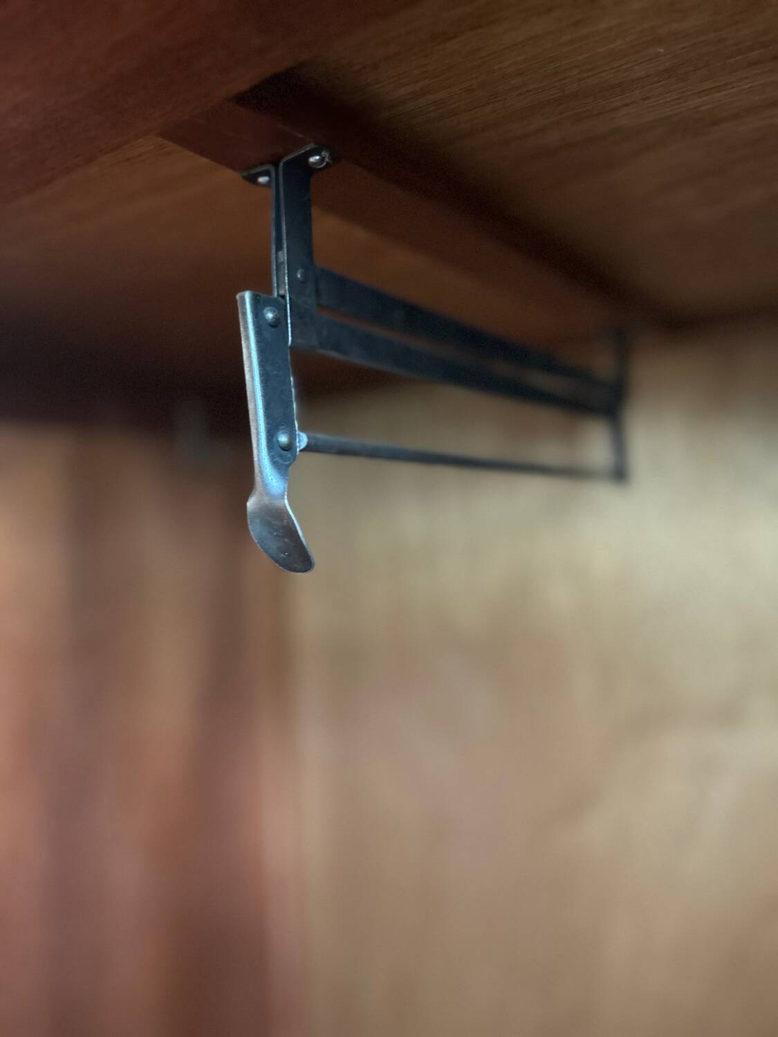 Small English wardrobe from the Art Deco period in walnut veneer - The elegance of rarity