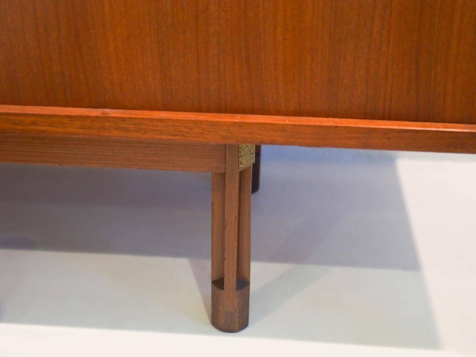 Enfilade en bois avec portes noires par George Coslin