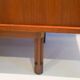 Enfilade en bois avec portes noires par George Coslin