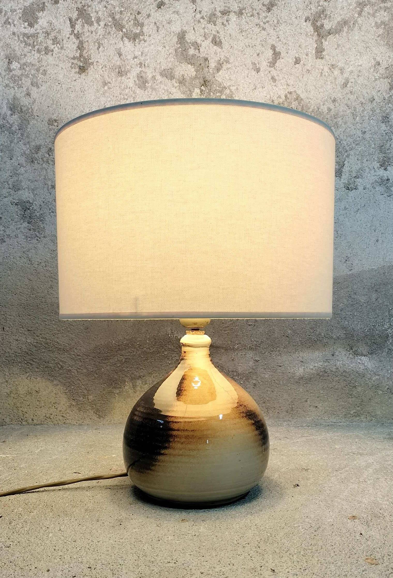 Ceramic table lamp.