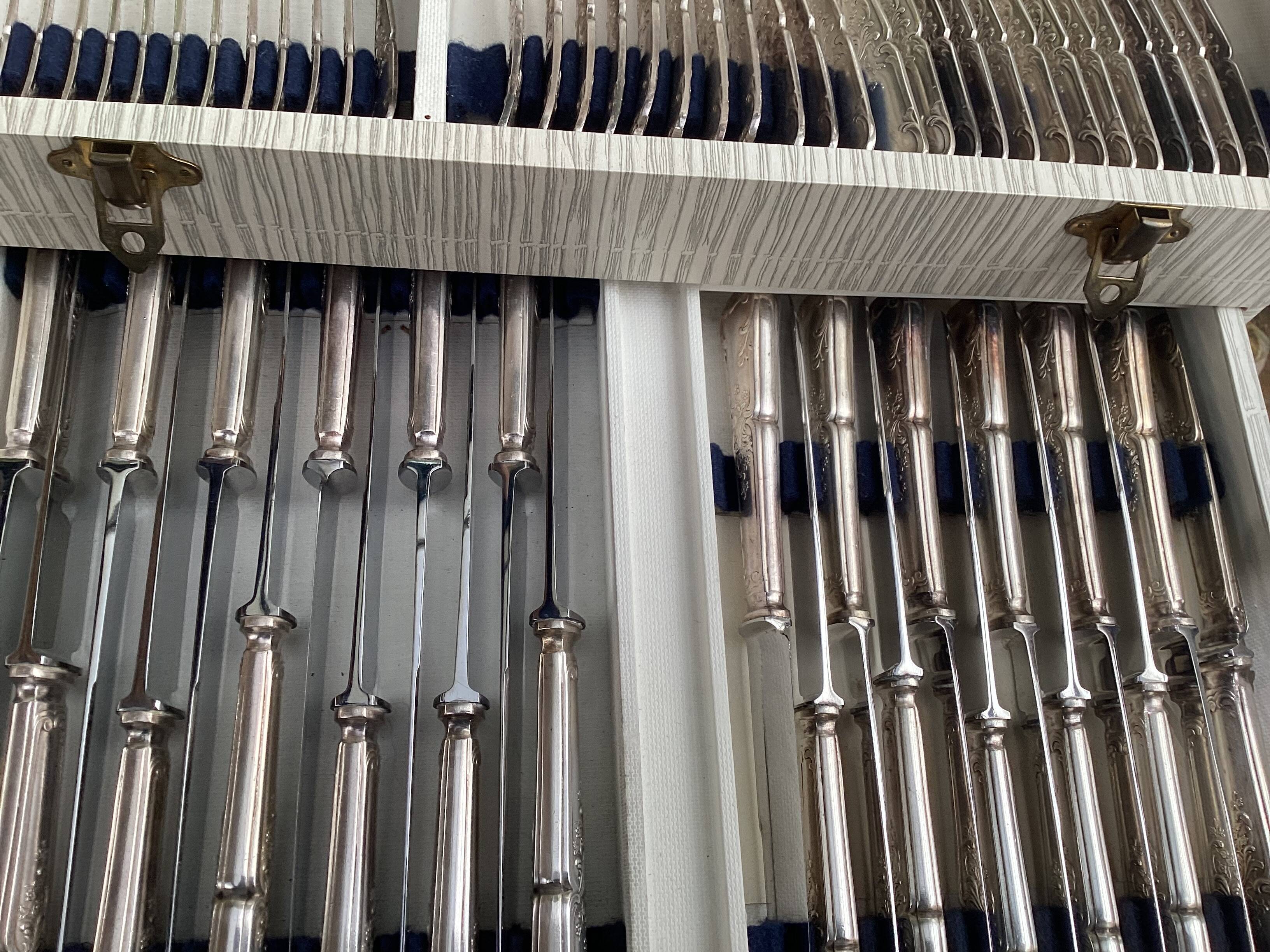 Old cutlery set for 12 place settings, 61 pieces in silver-plated metal, 84g.