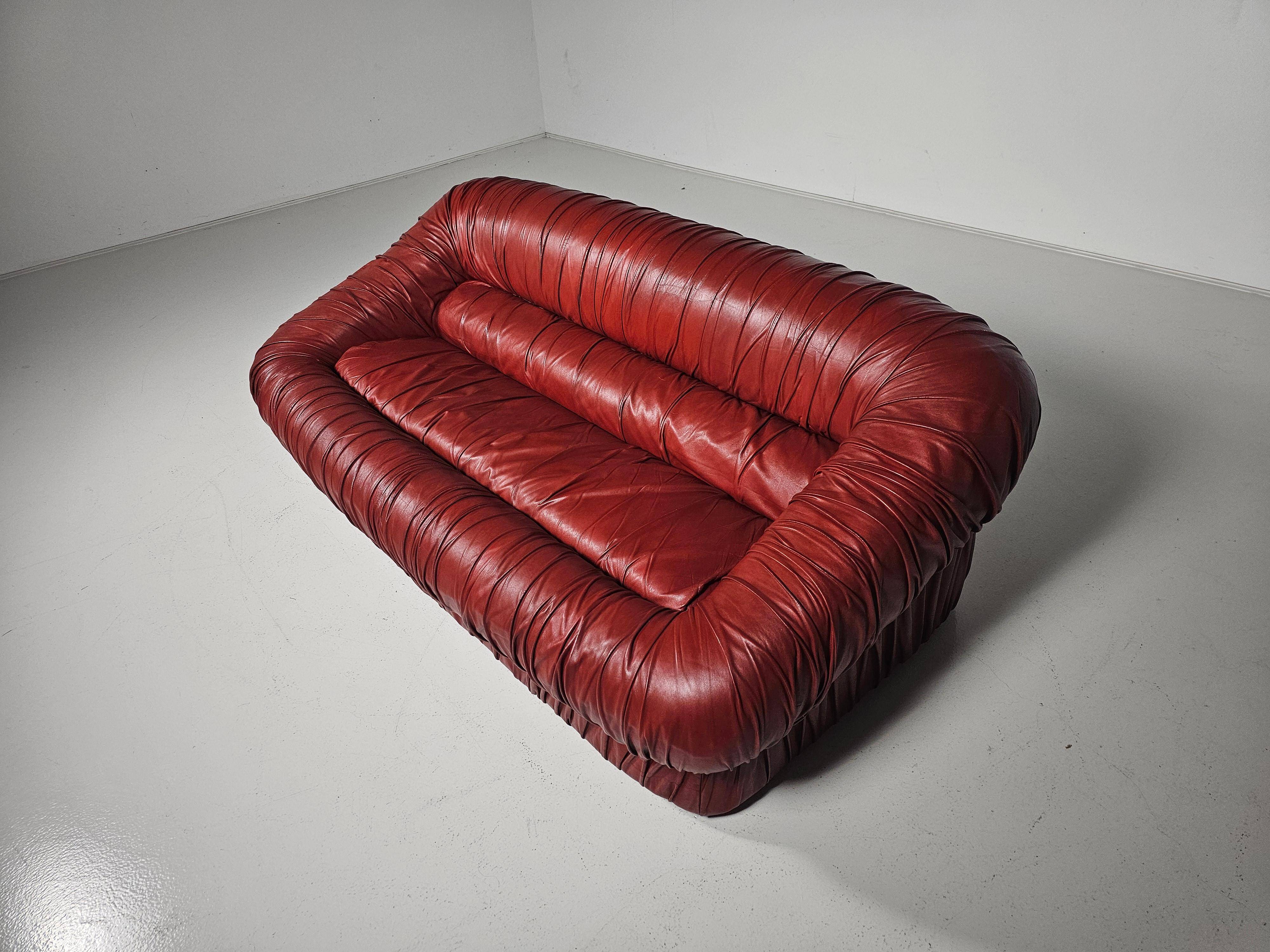 "Bordeaux 'Piumino' canapé by De Pas, D'Urbino and Lomazzi for Dall'Oca, 1970"