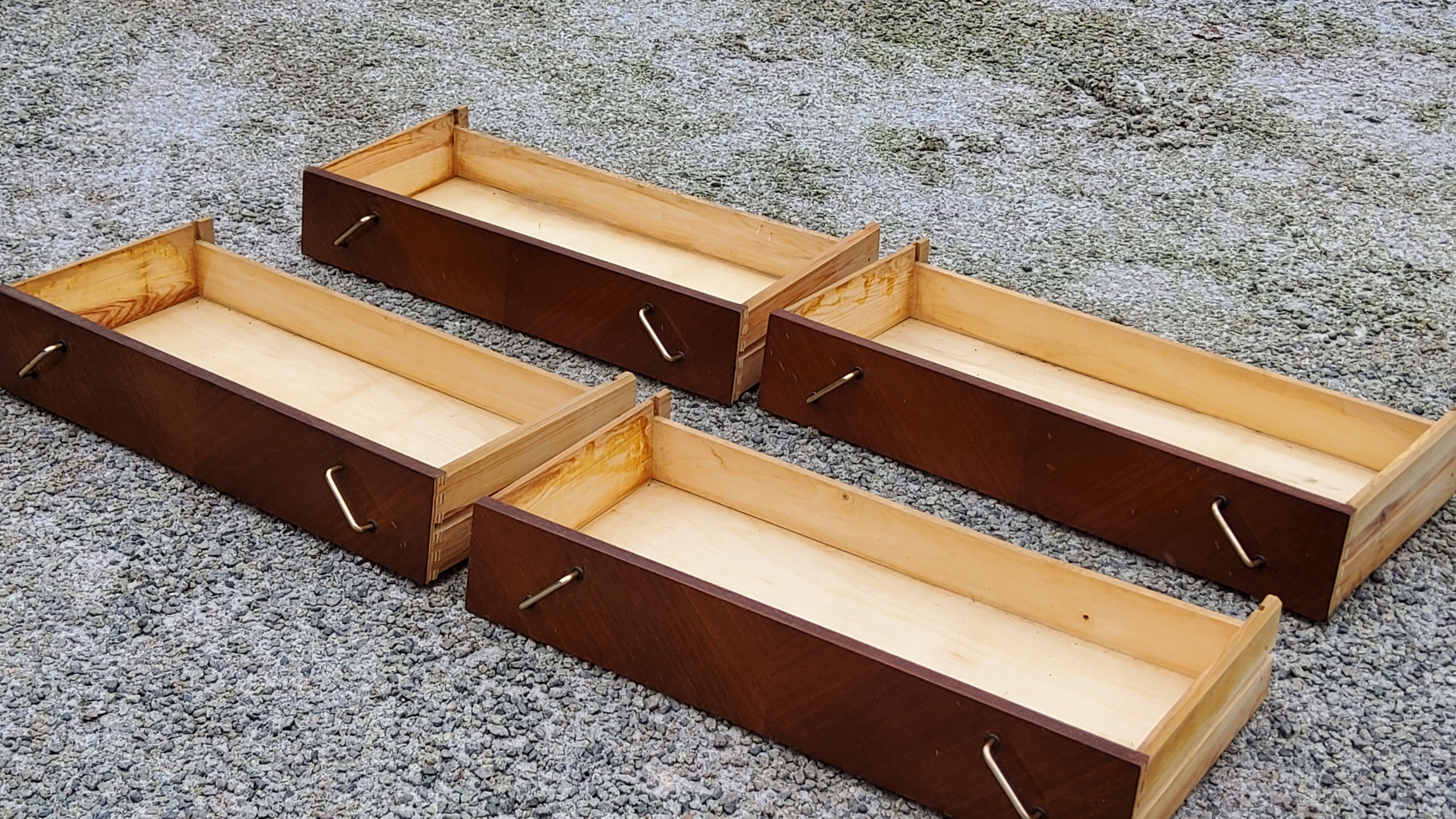 Vintage chest of drawers from the 50s 4 drawers feet compass and mahogany fins