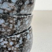 Tasses en céramique noire et grise