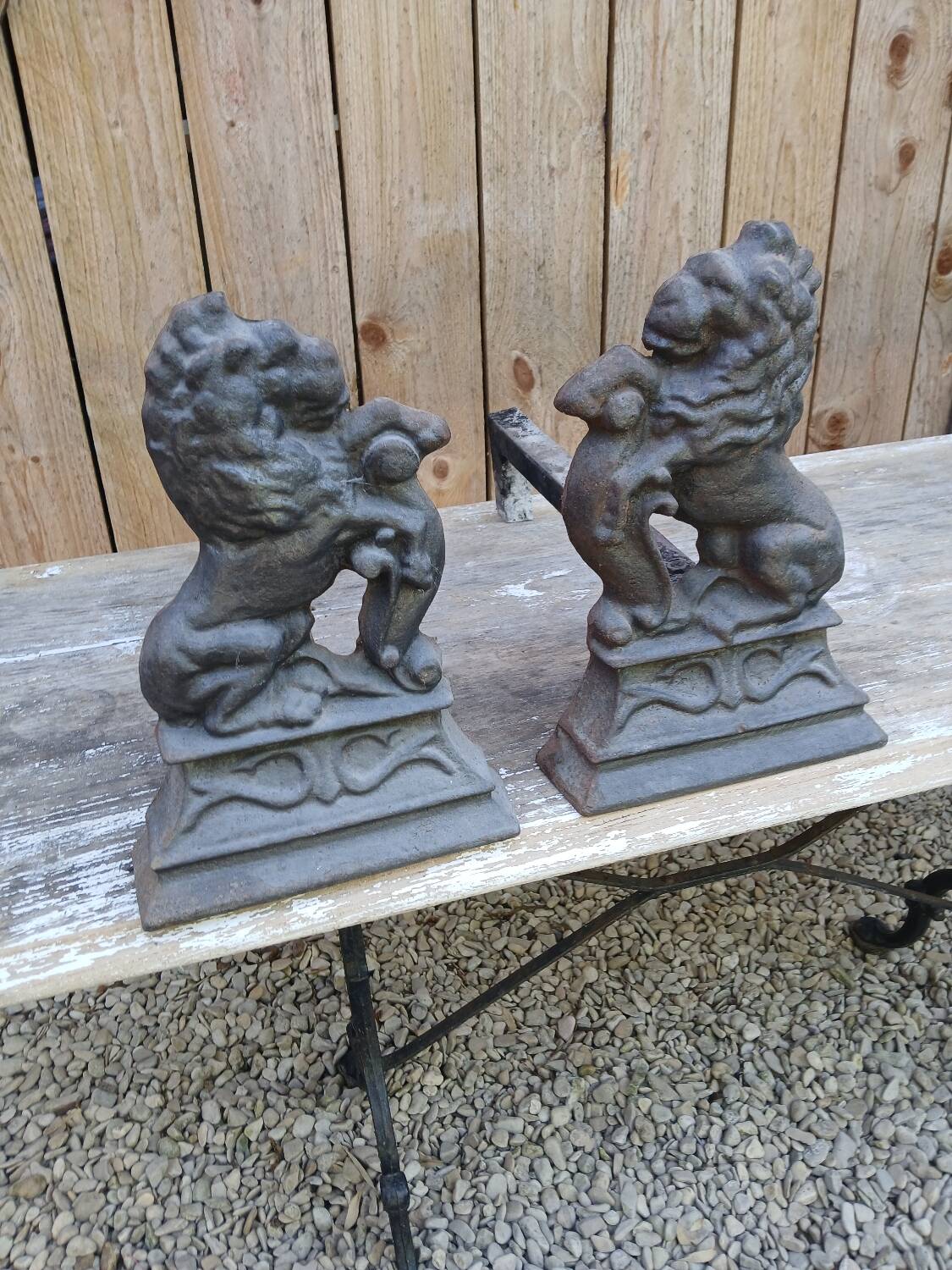 Paire de chenets lions en fonte