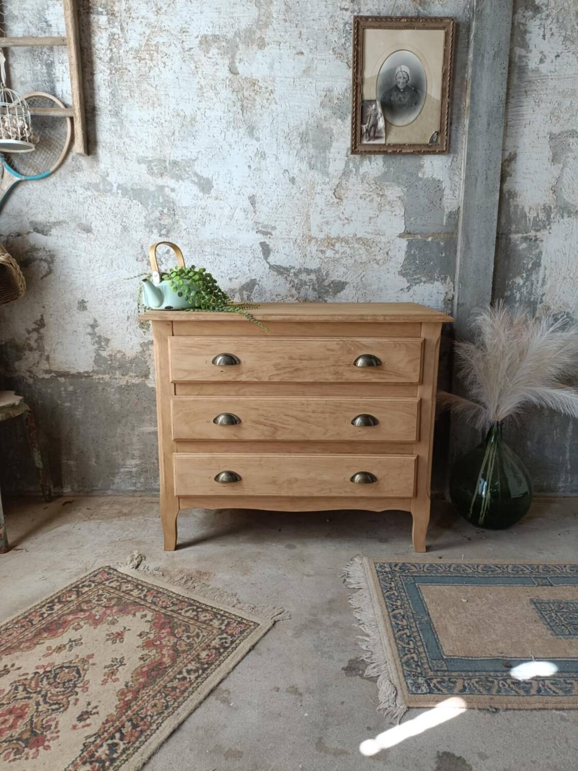 Wooden chest of drawers