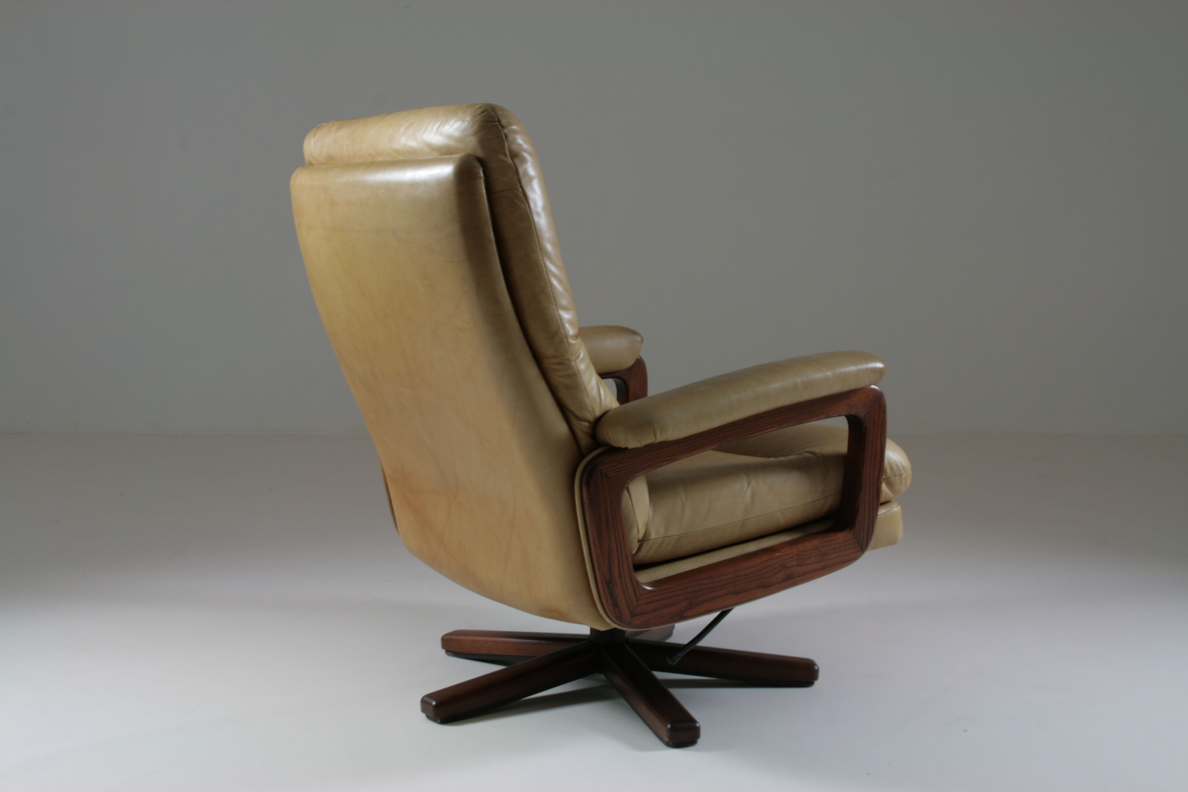 Leather lounge chair by André Vandenbeuck