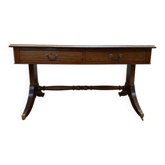 English-style flat desk in mahogany.