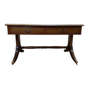 English-style flat desk in mahogany.