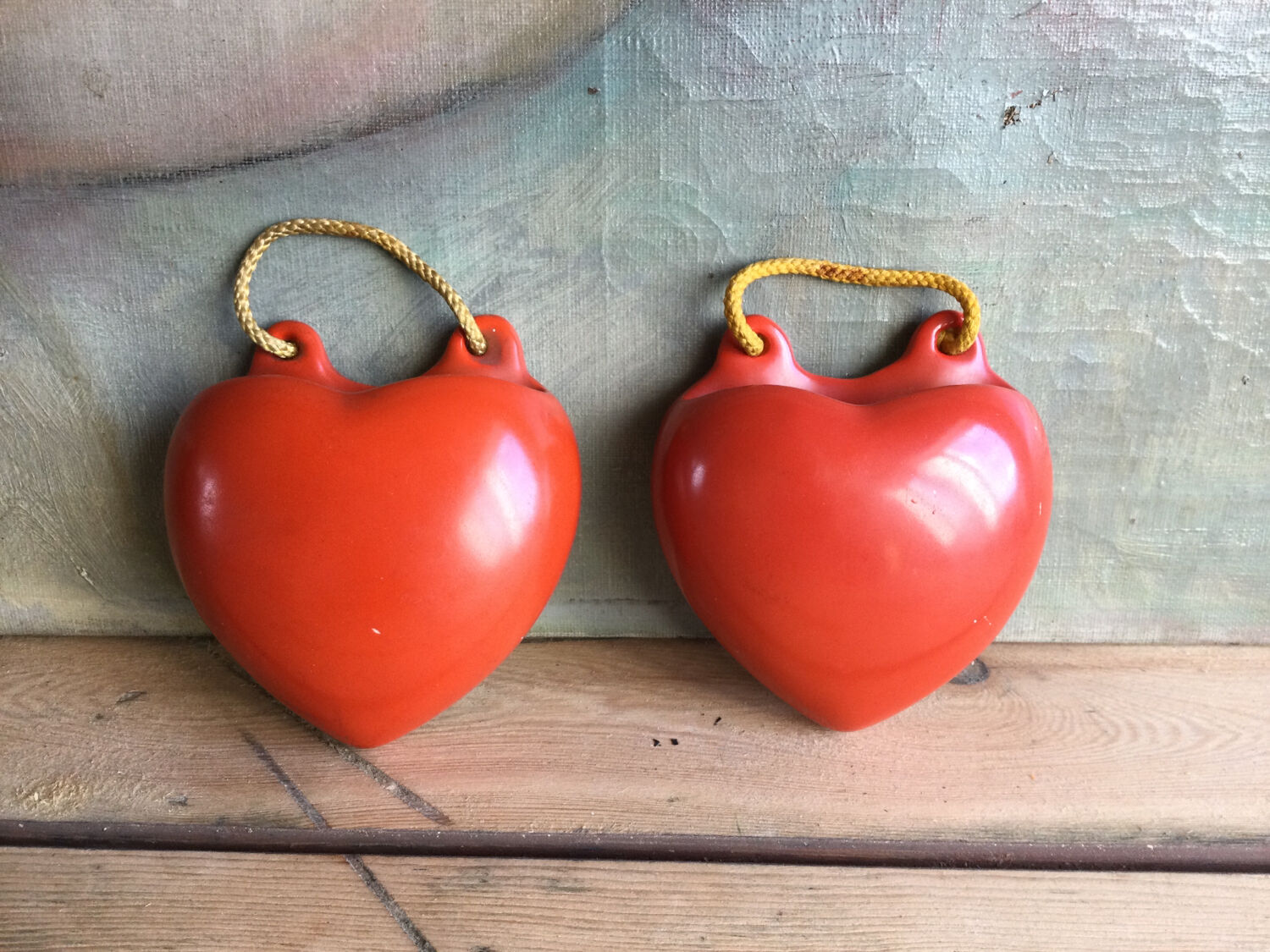 Paire de suspensions murales coeurs rouge Goebel 1950’s