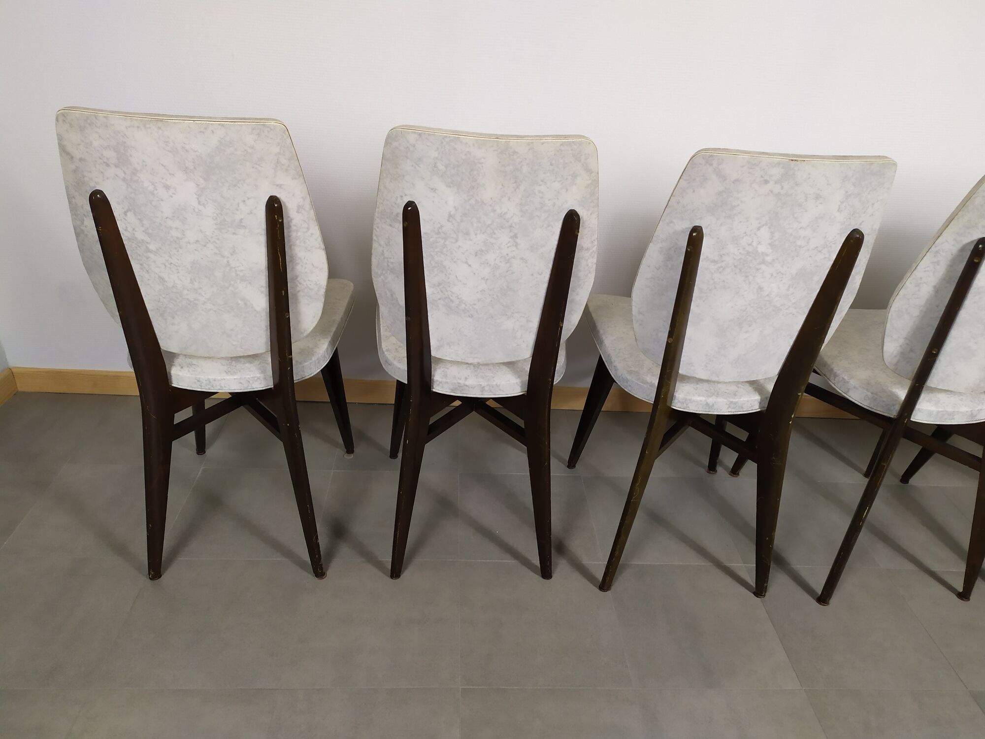 suite of 6 wooden chair and marbled grey white skai